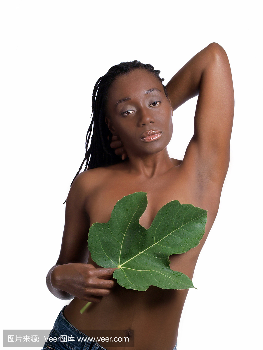 覆盖无花果叶的乳房的年轻黑人妇女