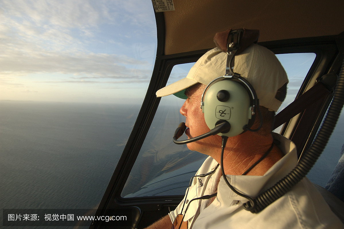 直升机飞行员飞越托雷斯海峡,在星期四岛附近