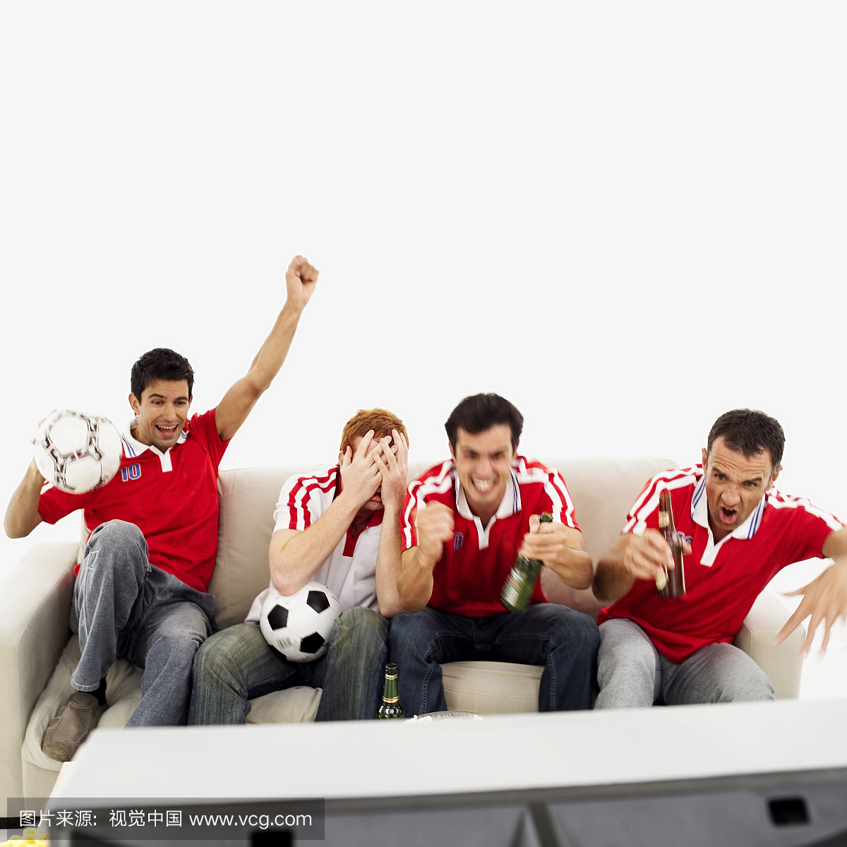 一群四名男子在电视上看足球比赛