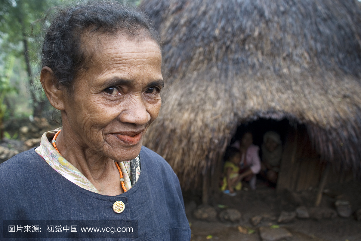 在西帝汶的小屋外的祖母的肖像。