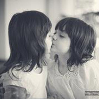 小男孩亲小女孩头像