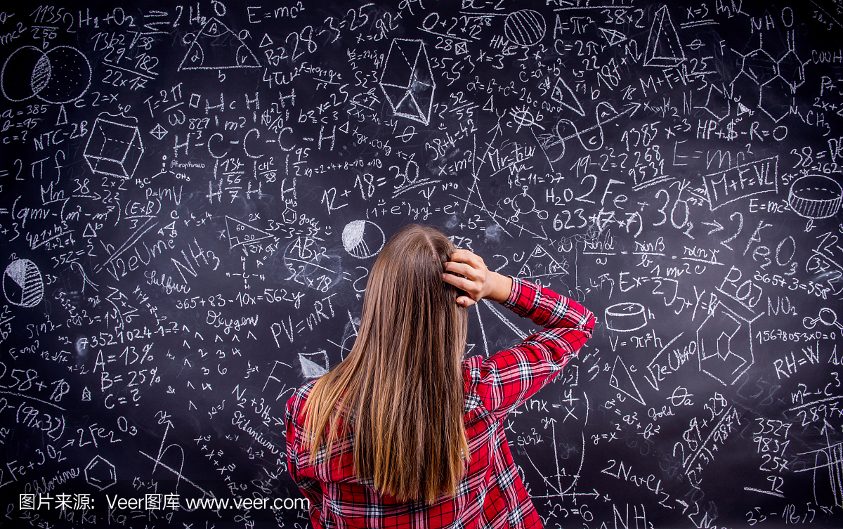 学生用数学符号反对一个大黑板