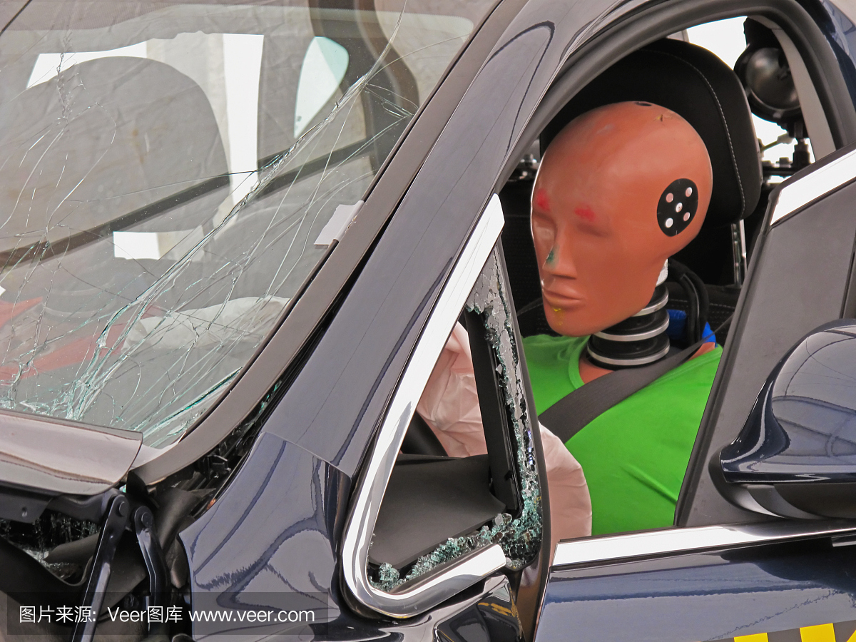 一辆汽车的驾驶员侧视图,在车轮处有一个碰撞