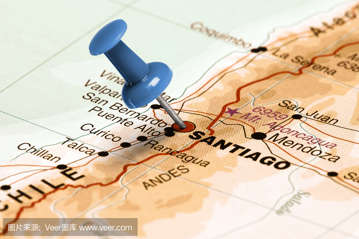 位置圣地亚哥蓝色的针在地图上。