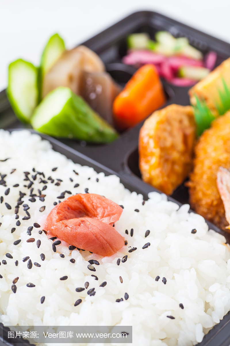 传统的日本料理是单份外卖或自制餐点