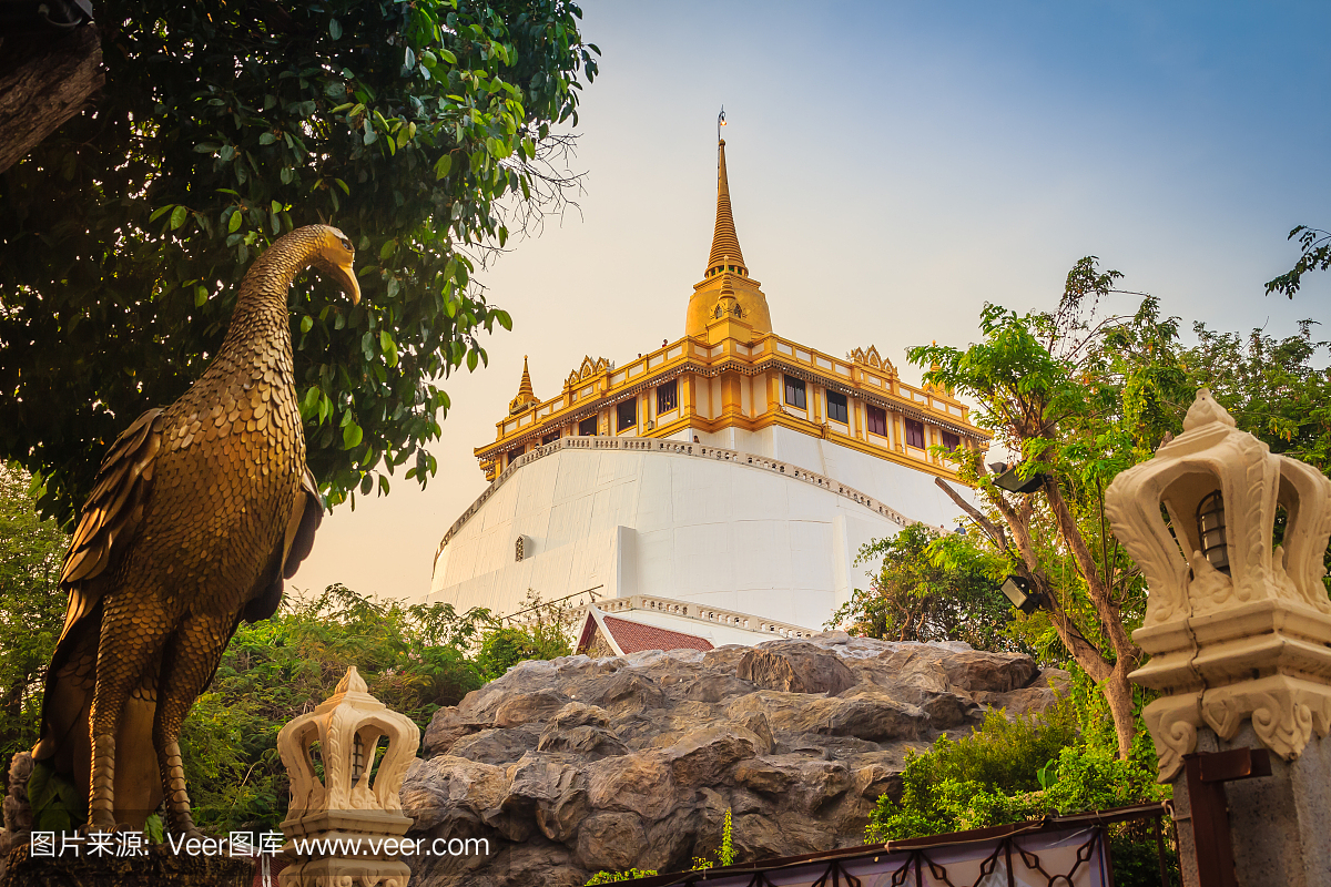 u Khao Thong,金山寺)前面的一个美丽的孔雀雕