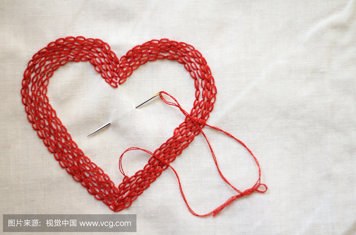 红色爱心用针和线做的心
