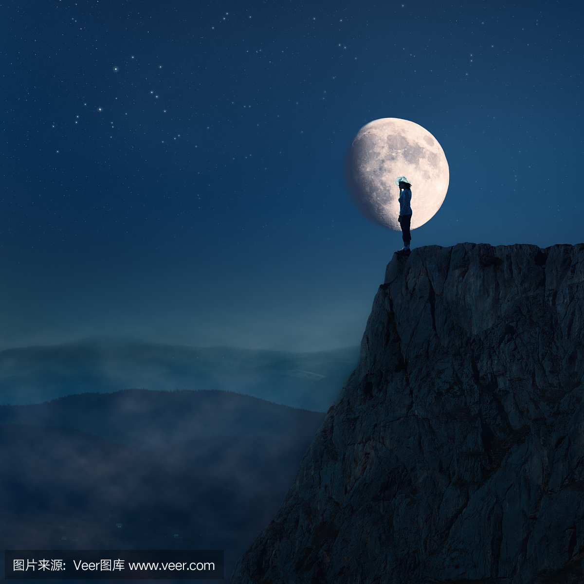 孤独的年轻女子在夜晚悬崖顶上