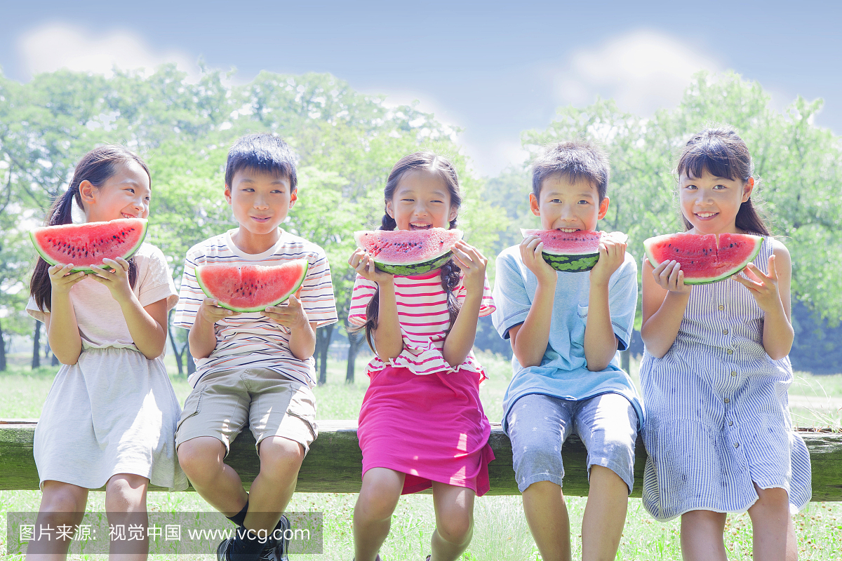 日本小学生吃西瓜