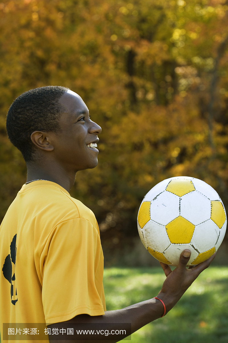 拿着足球的年轻成年男子