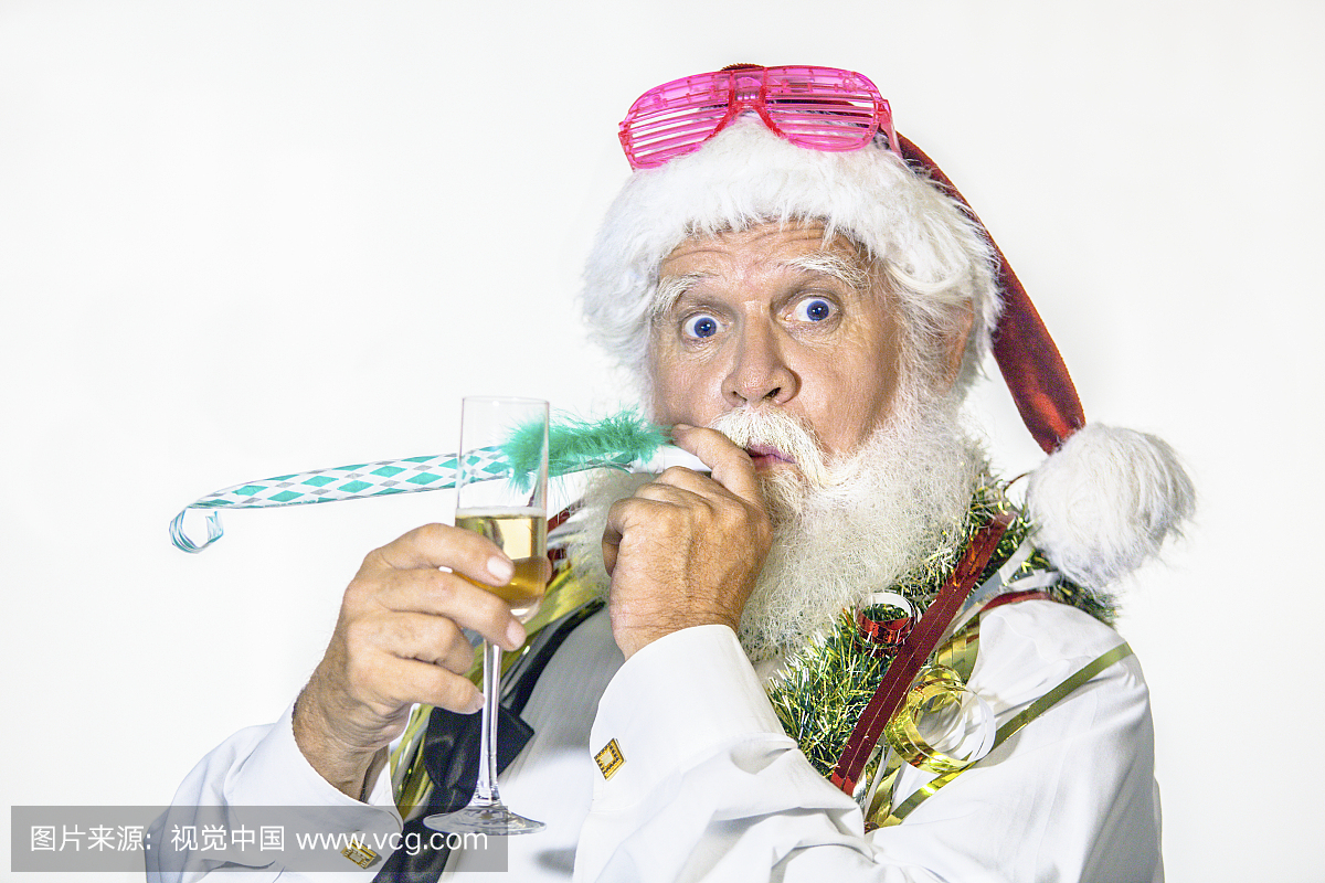 有趣的圣诞老人与一杯香槟庆祝和吹党爆炸