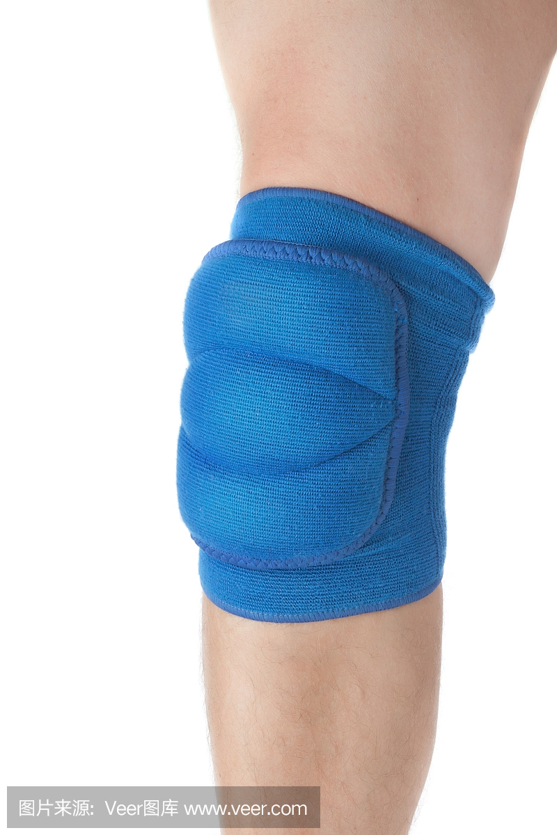 膝盖保护在男性腿上的游戏。特写。