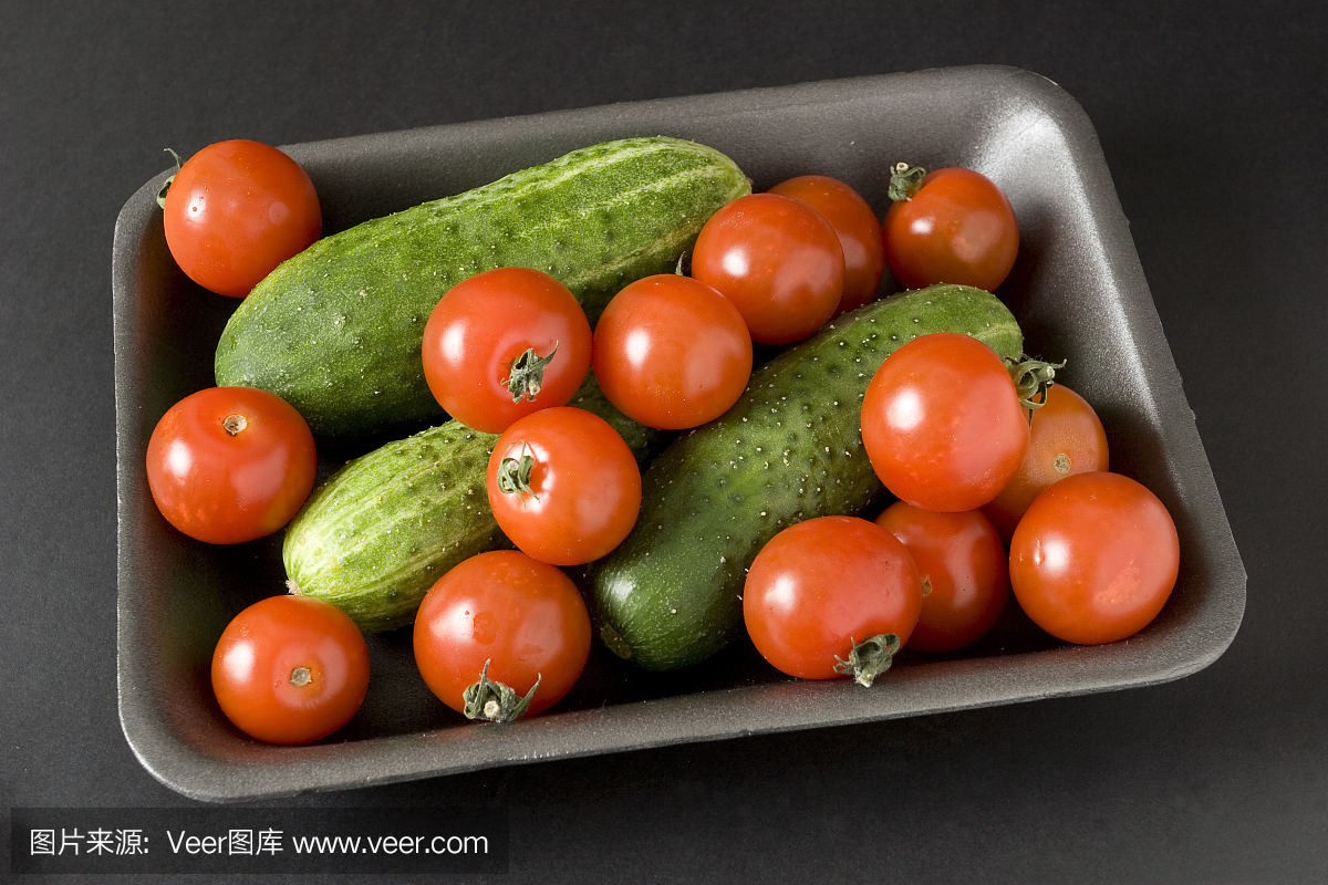 蕃茄黄瓜在塑料容器