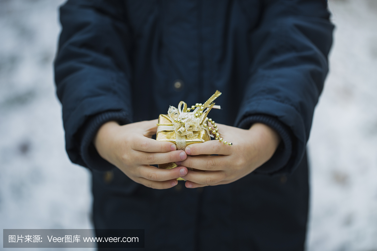 慷慨,大方,仅一名男孩,只有一个男孩