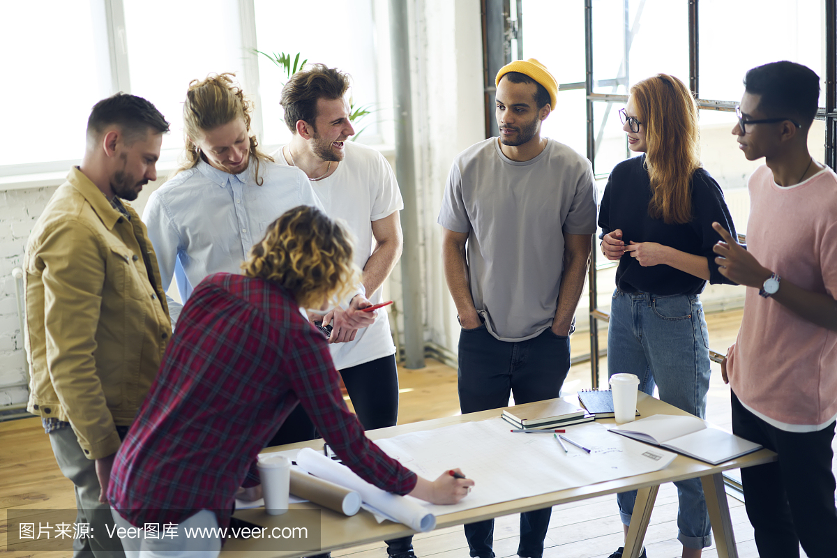 梦幻团队中的年轻熟练建筑师在友好的气氛中合