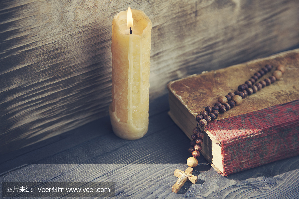 十字架,书和蜡烛