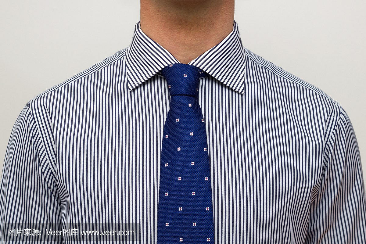 蓝色领带与条纹衬衫