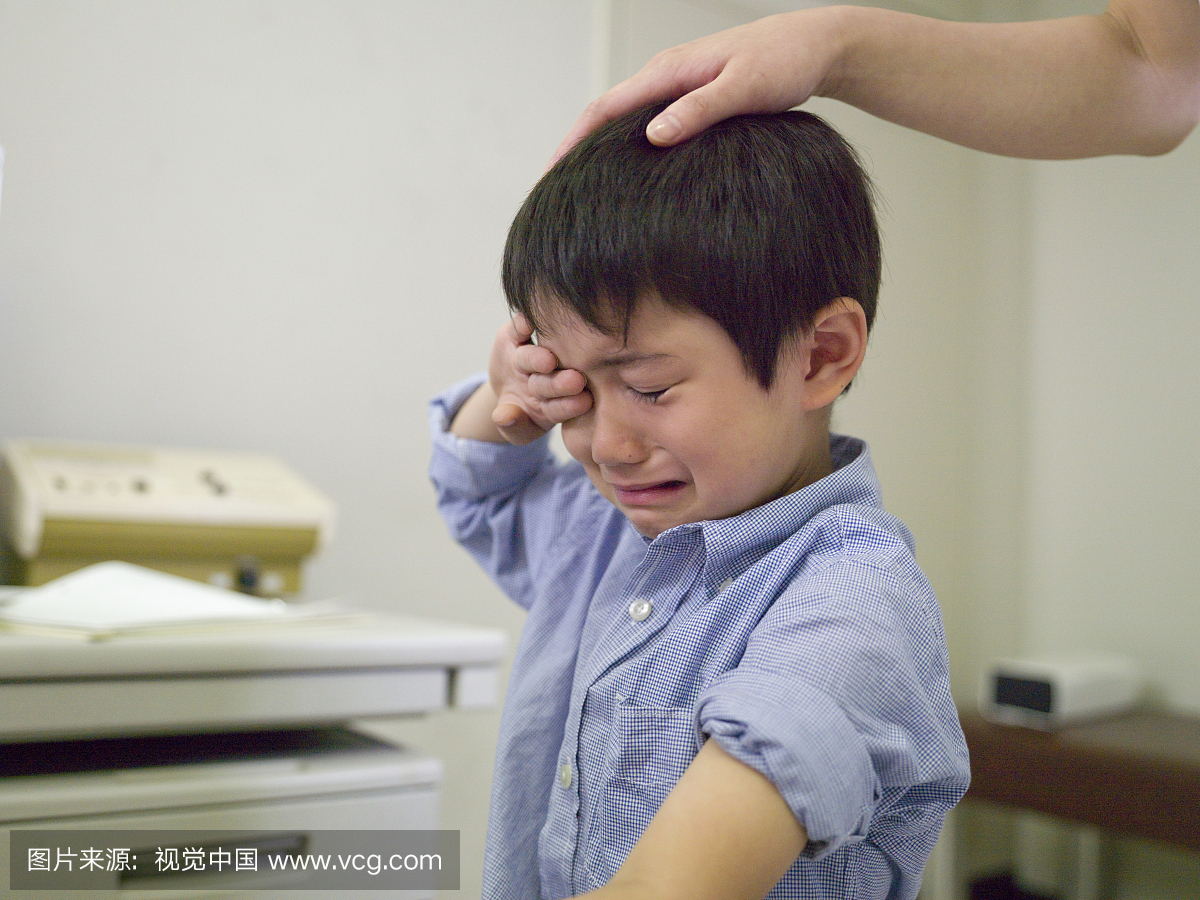 男孩(5-6)在医院哭泣