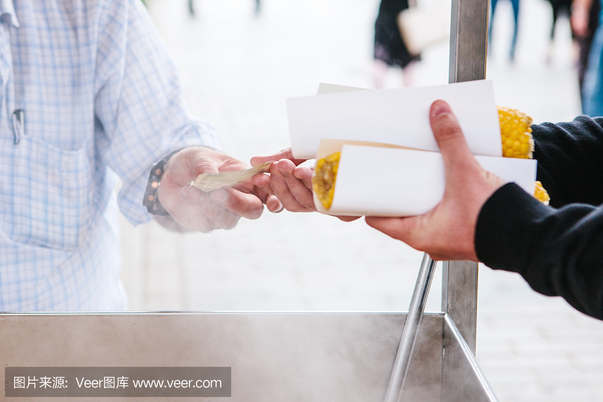 小本生意。一名男子向土耳其伊斯坦布尔的游客