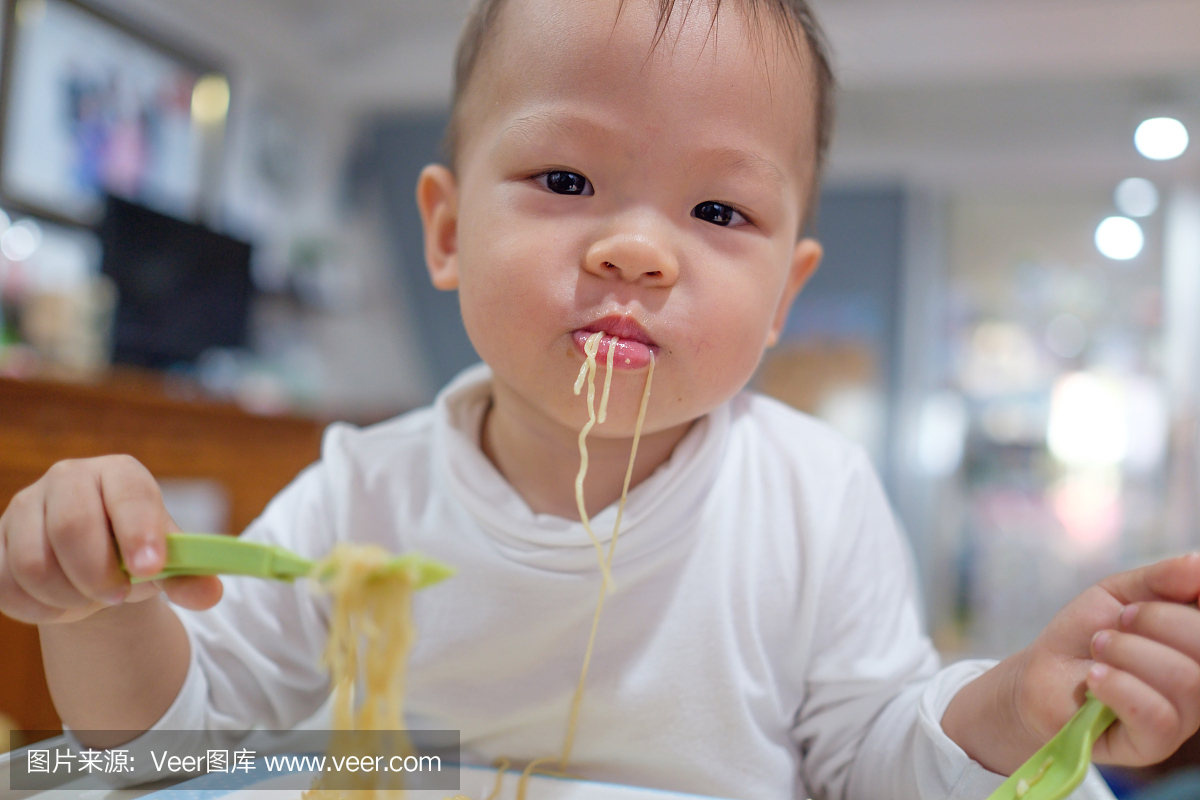 可爱的小有趣的亚洲人18个月\/ 1岁蹒跚学步的