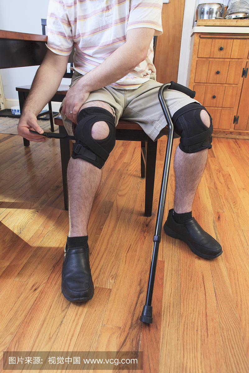 人前交叉韧带(ACL)手术后,他的膝盖上调整大括
