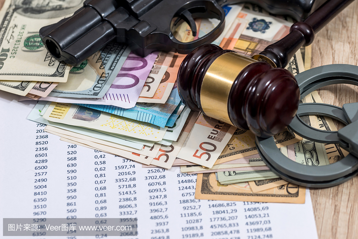 枪,锤,手铐,欧元,个人预算和计算器。