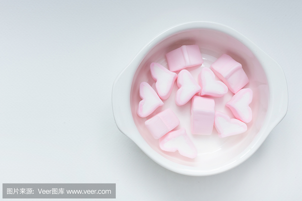 白色粉红色棉花糖心清除图像背景。