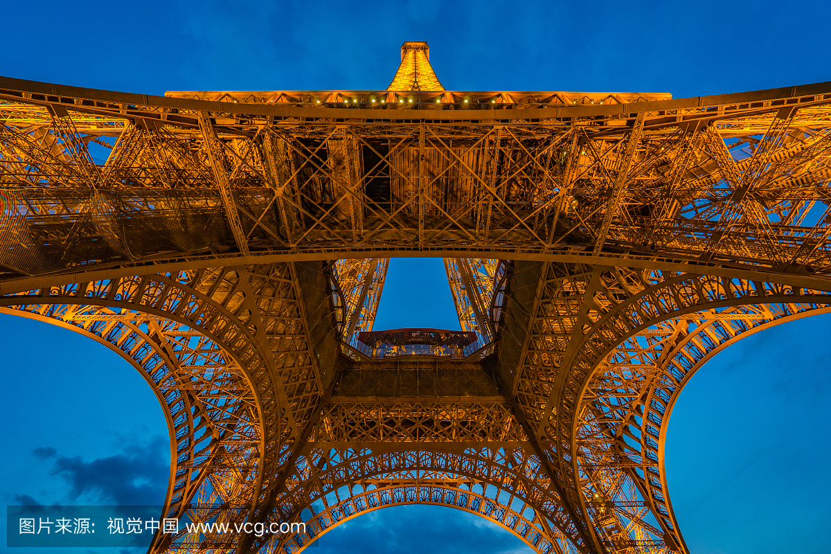 巴黎 - 6月19日:夜间照亮艾菲尔铁塔的细节。世