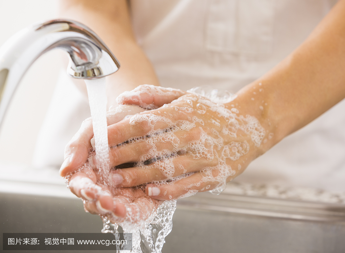 白种人妇女洗她的手