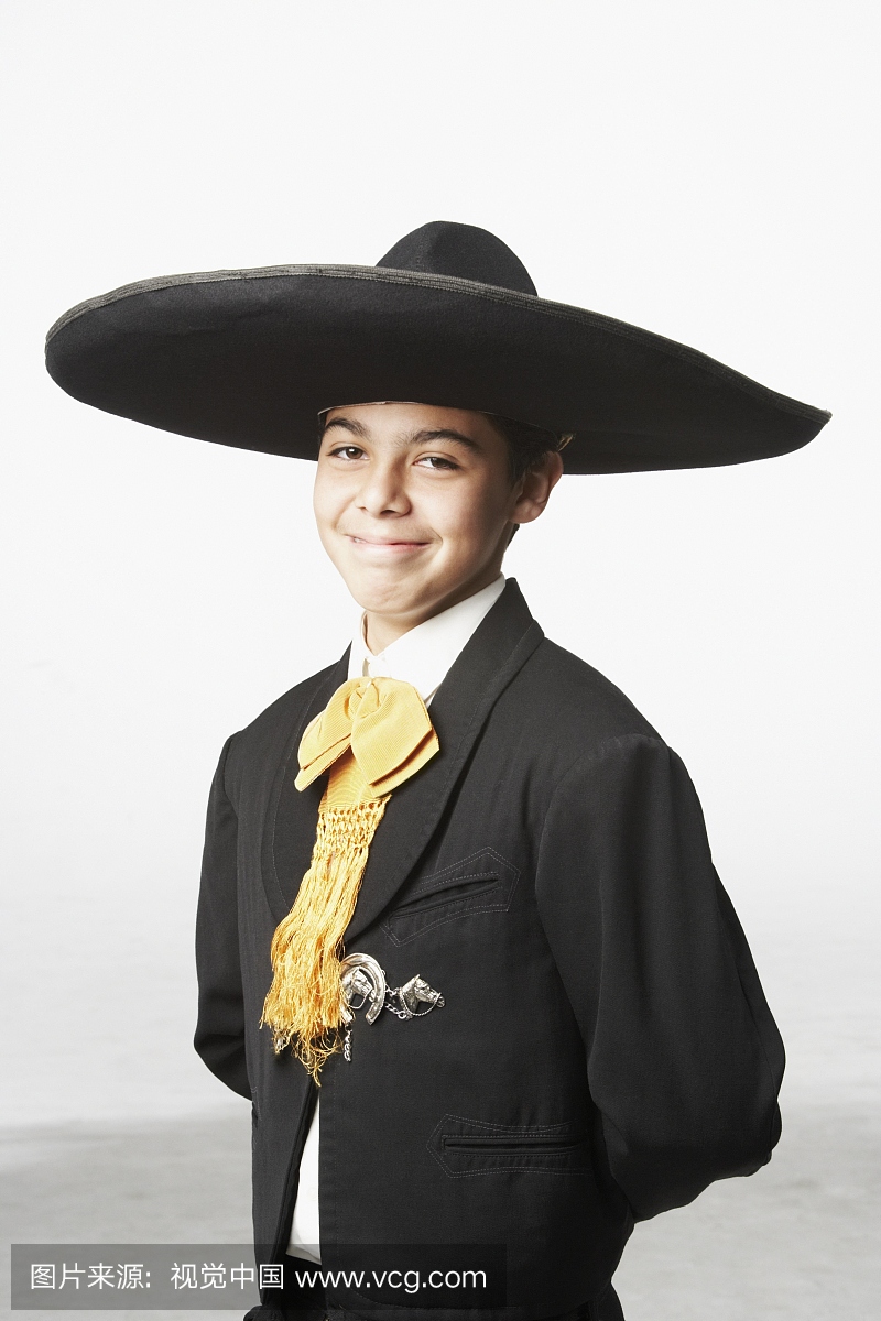 一个十几岁的男孩在传统服装的肖像