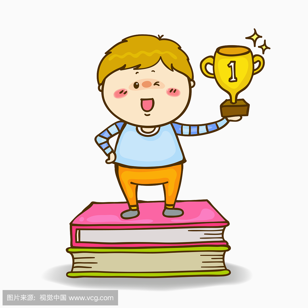 一个男孩在书上拿着一等奖奖杯