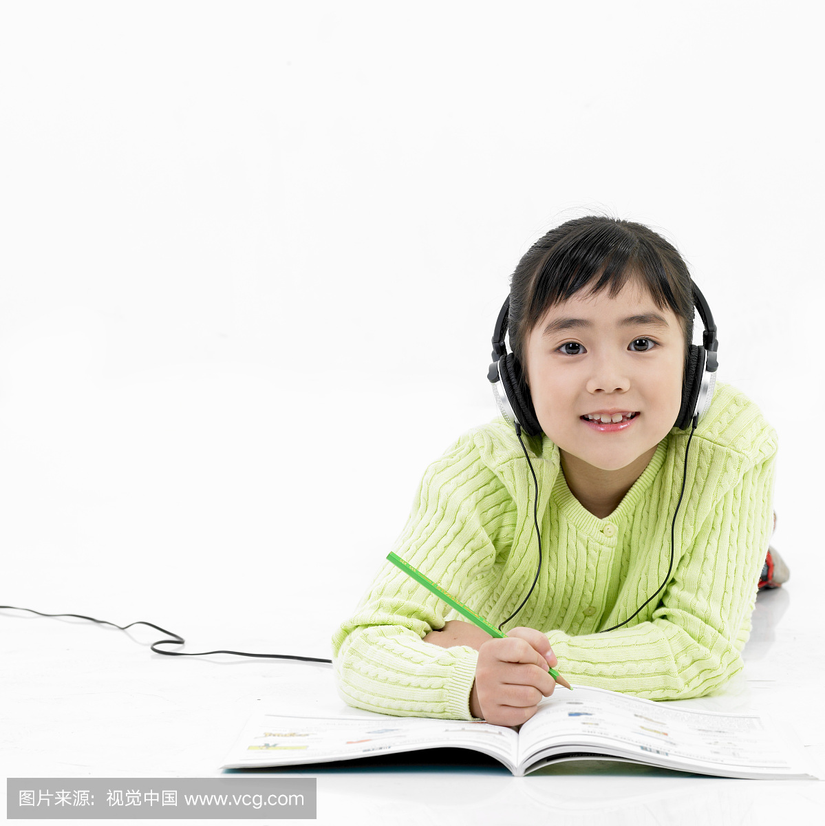 一个用耳机学习和听英语的女孩