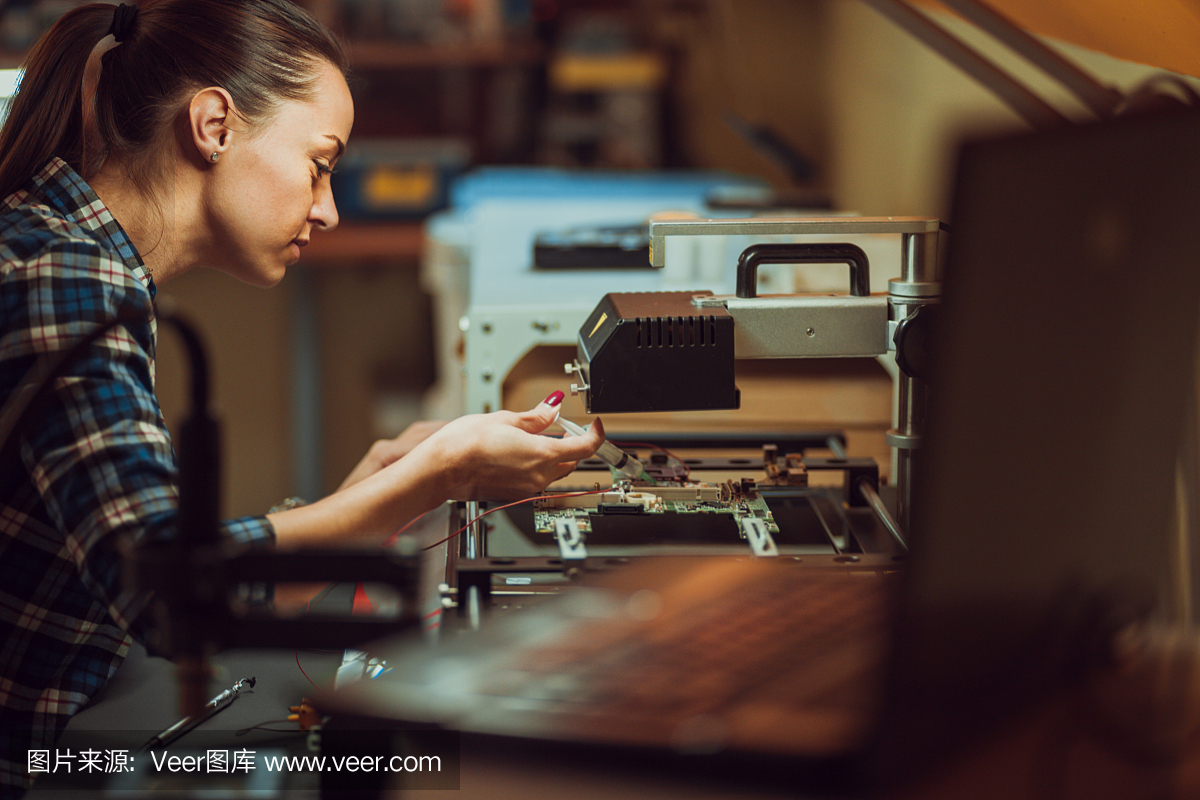 检查计算机的女性电子工程师