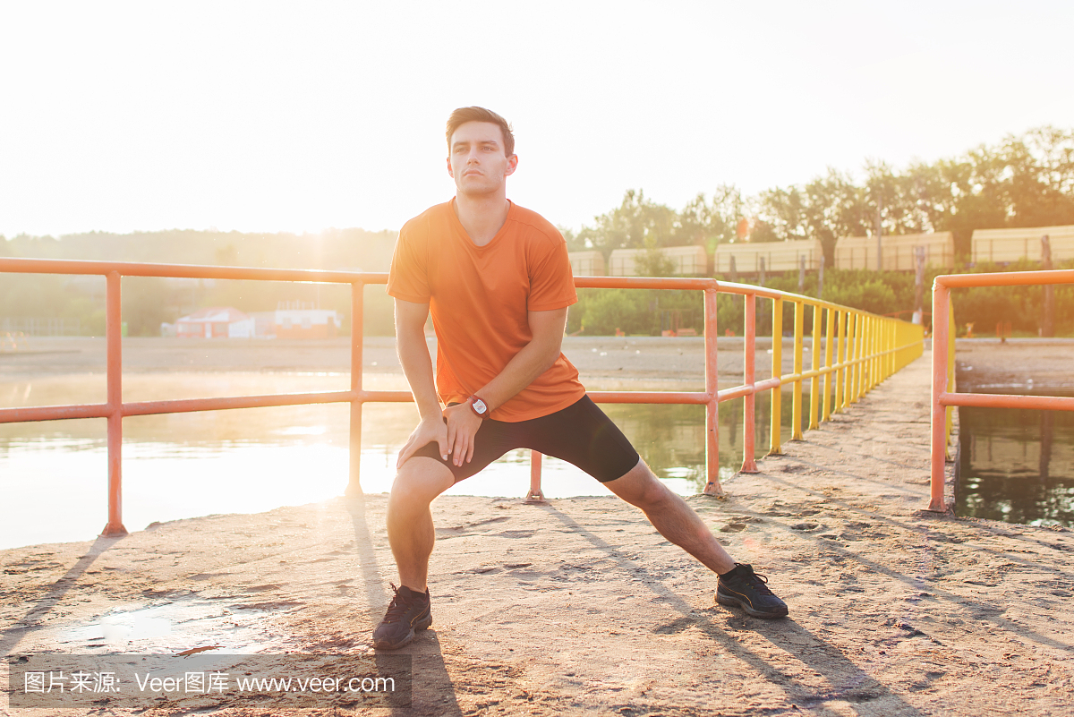 适合男人在早晨跑步时锻炼身体。