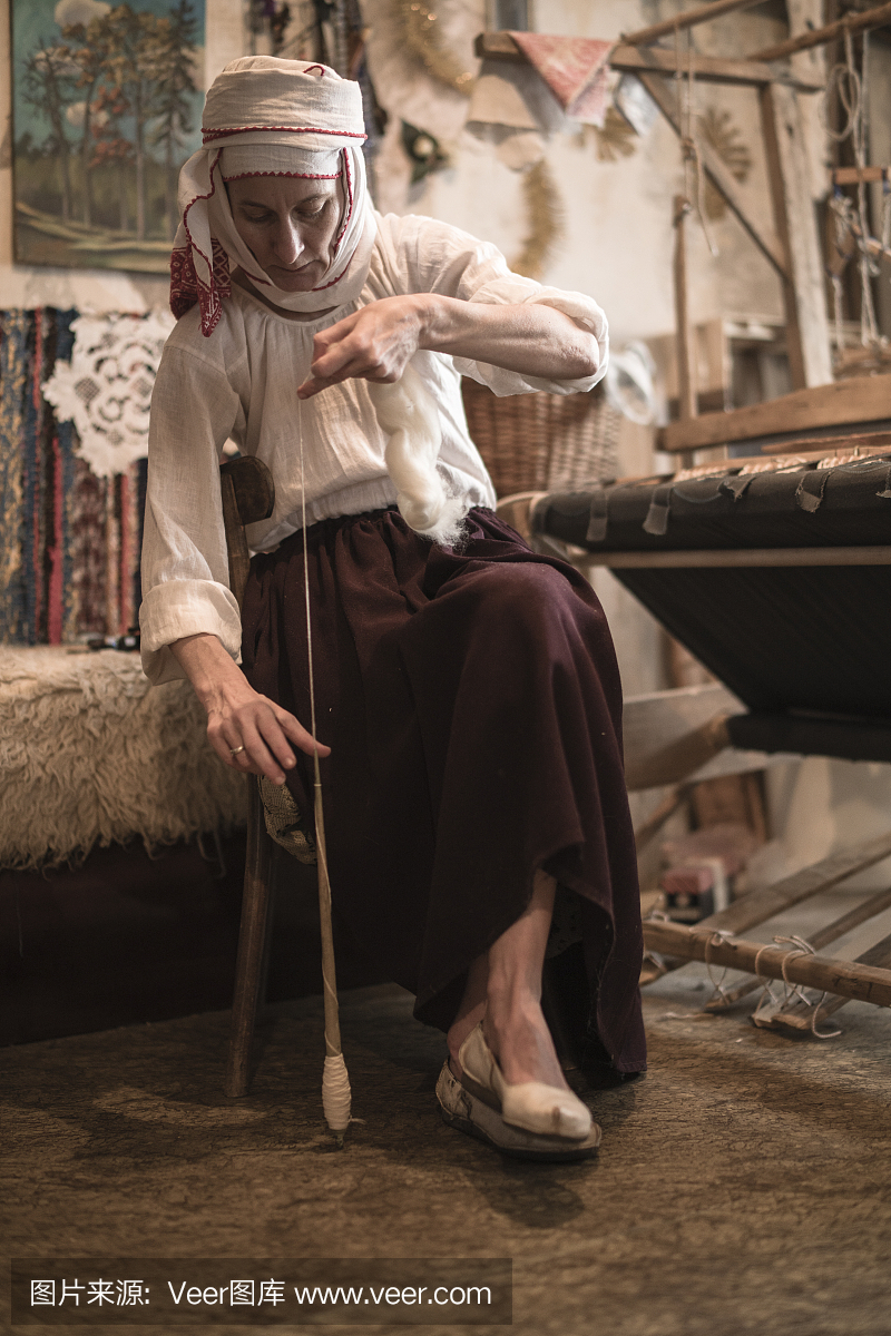 成熟的白俄罗斯妇女穿着传统的衣服旋转在复古
