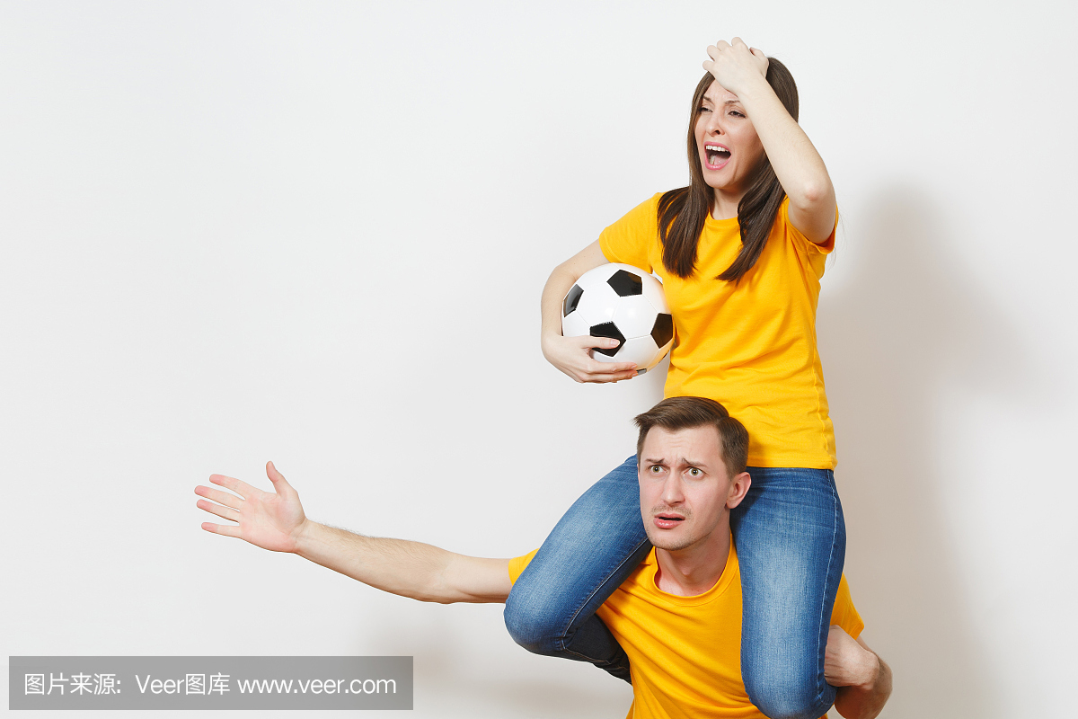 启发的年轻夫妇,女人坐在男人的肩膀上,与足球