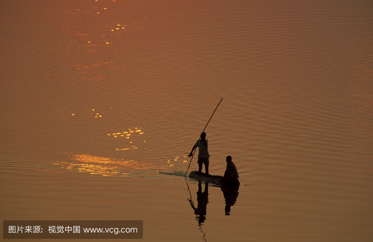 日落时的渔民在Luangwa河。赞比亚南Luangw
