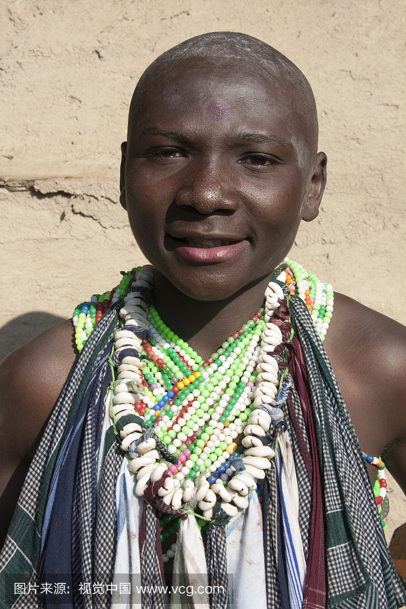 Bagisu男孩戴着珠子和贝壳,为Mbale附近Buda