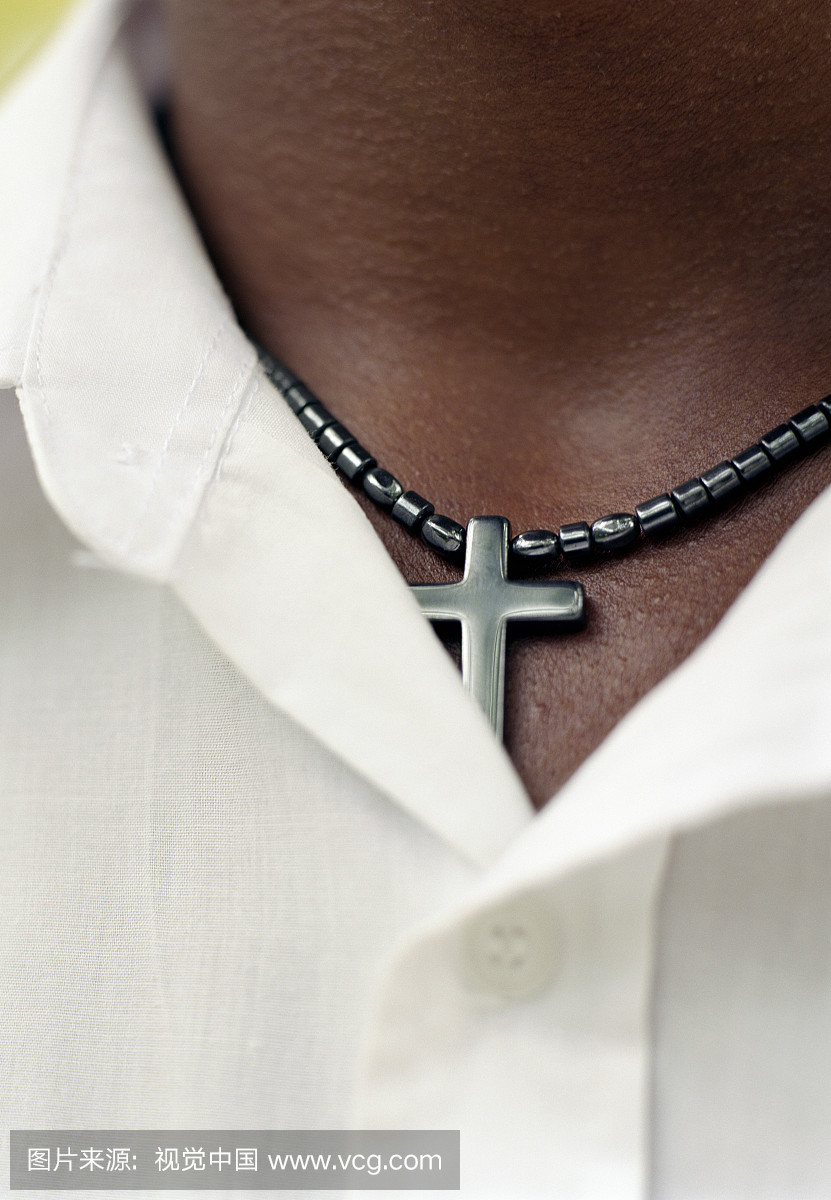 男子身穿黑色石头十字架十字架项链在脖子上,