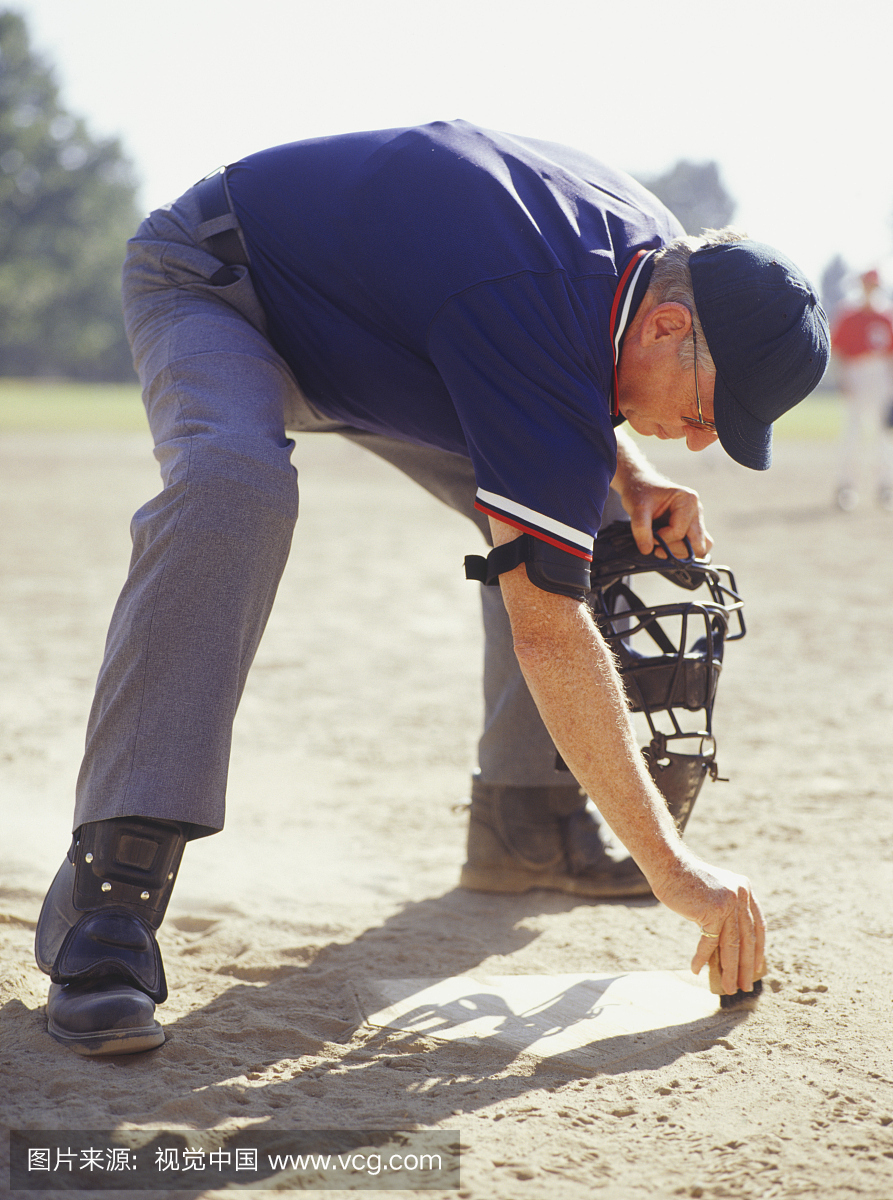 裁判员在棒球场上除尘