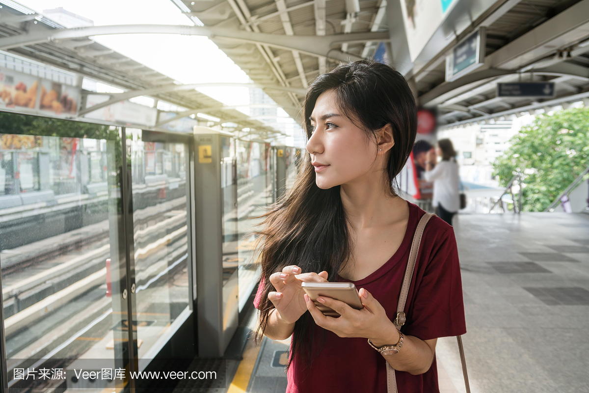 Asianwomanpassengerwithcasualsuitusing表现身上女生气重戾的图片