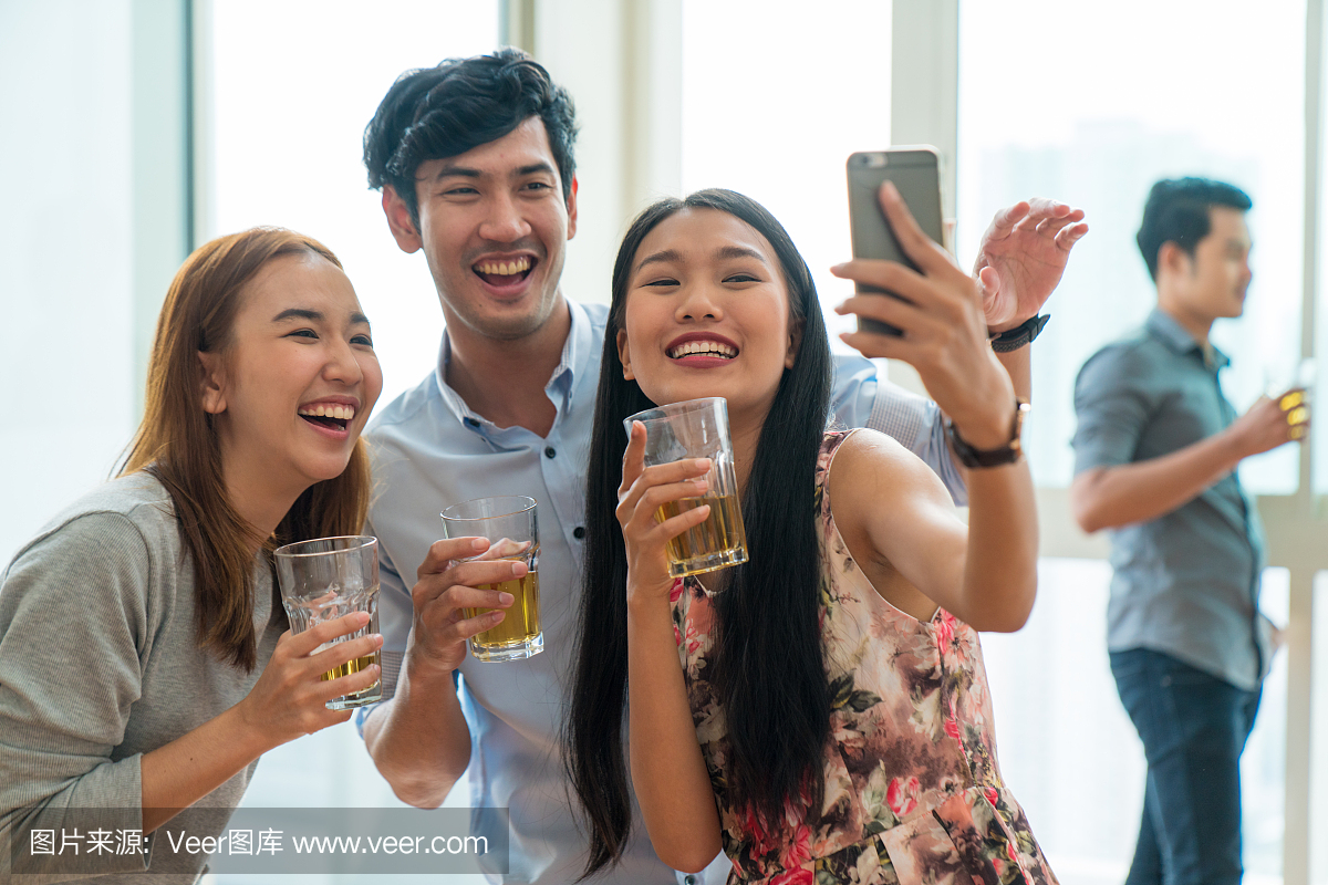 一群朋友在派对上玩得开心