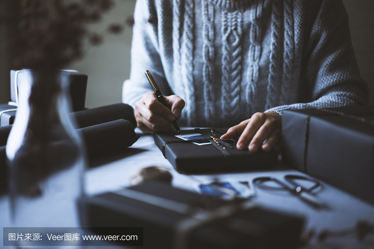 女人穿灰色毛衣写在桌子上用gif标记与灰色的