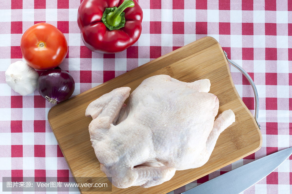 生鸡肉在桌上