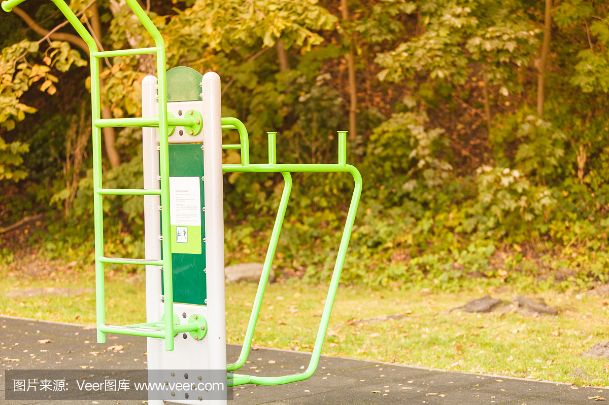 梯子和腿抬高机。户外健身房