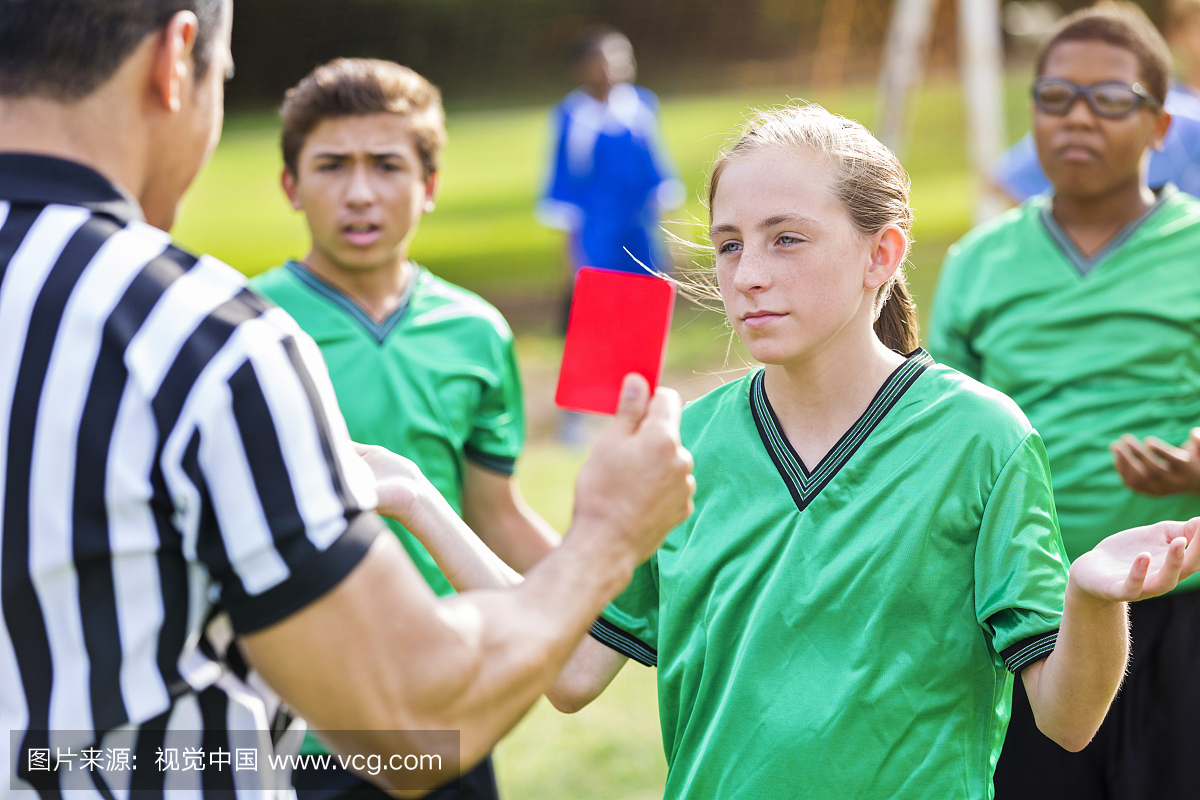 足球裁判员向女足球员显示红牌