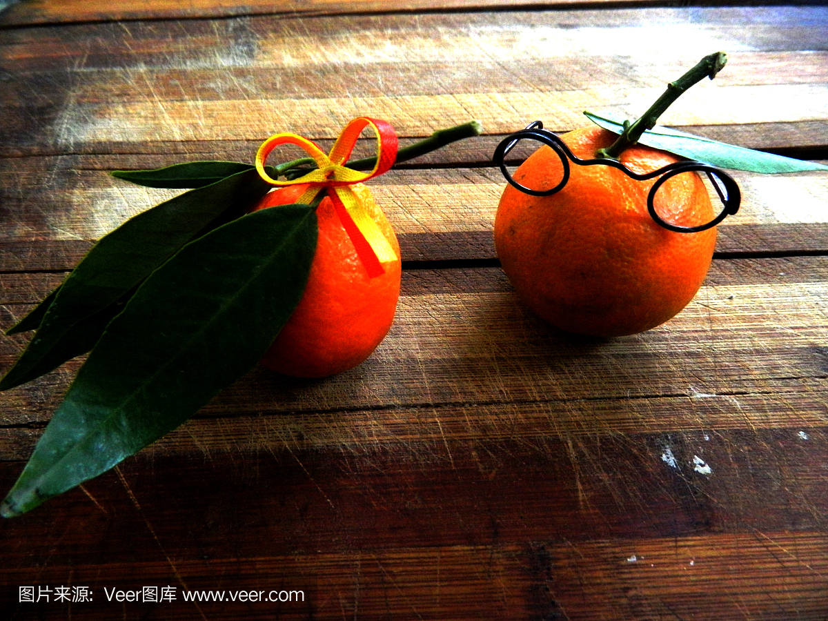 橙色油桃在棕色木板上蒸