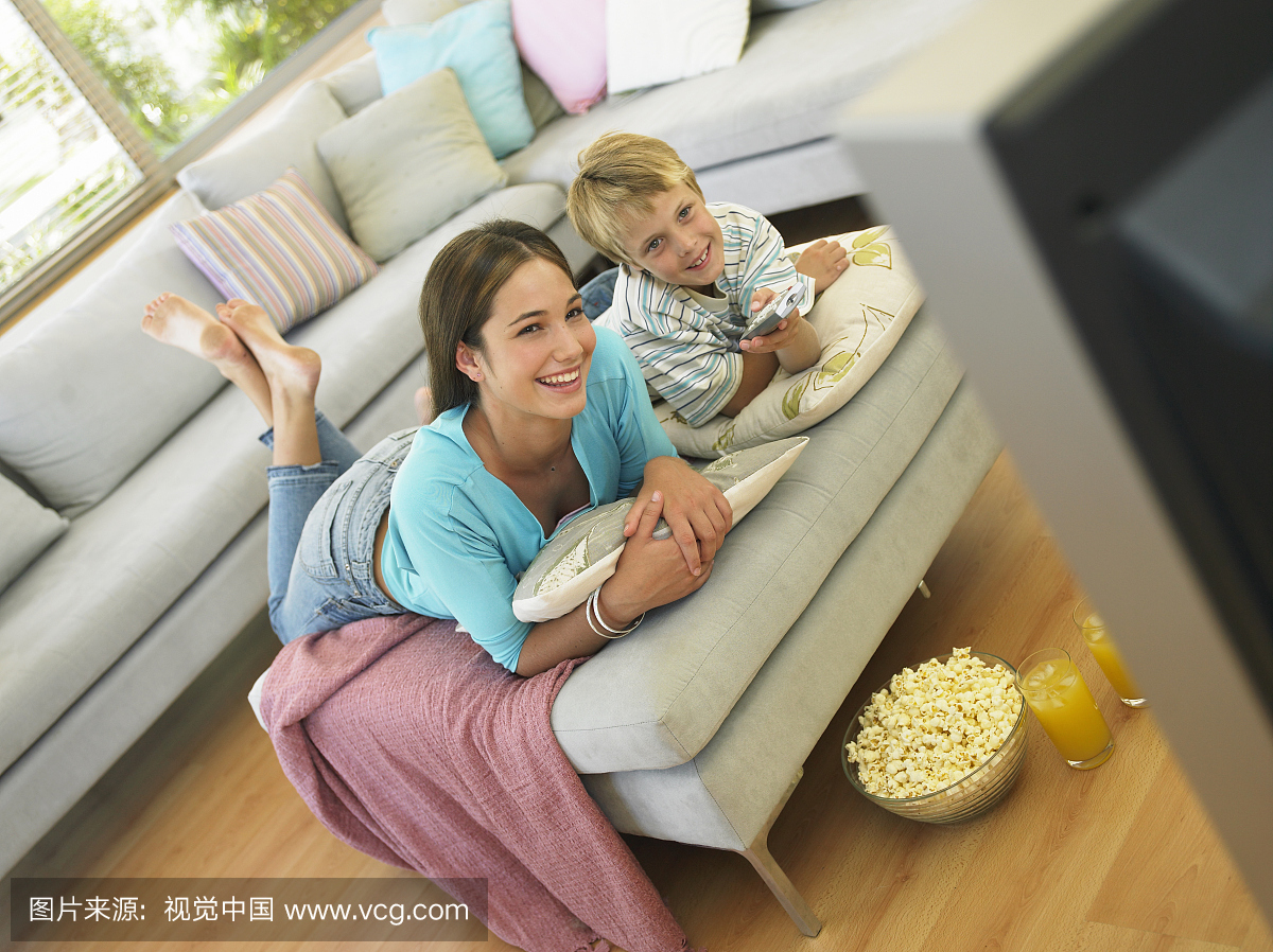 弟弟(7-9)和妹妹(14-16)在电视机前面微笑