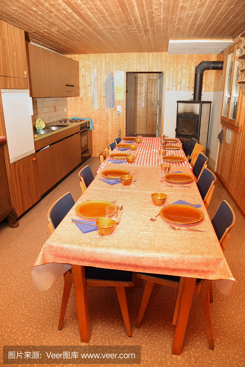 农场工人饭厅用桌子和地点设置