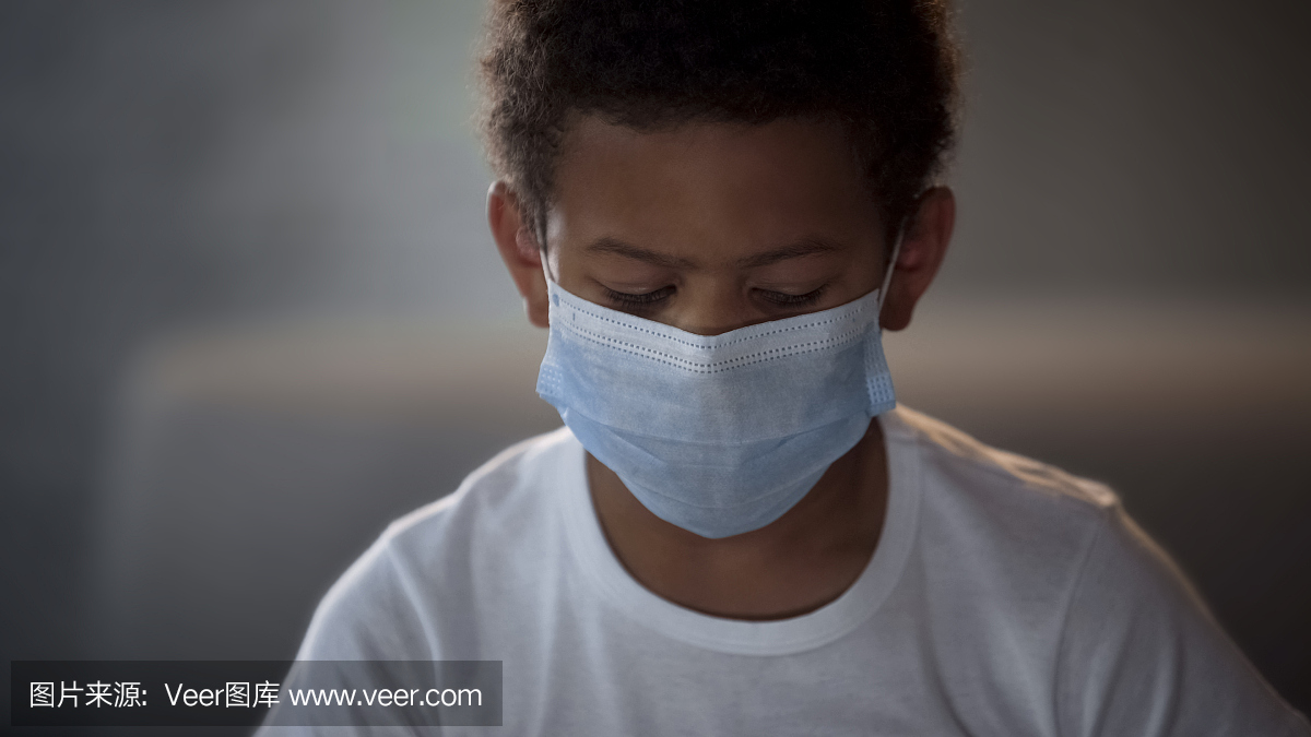 小男孩戴着防护医用口罩,疾病预防,埃博拉病毒